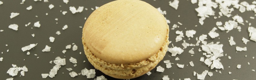 Macaron garni d’un véritable caramel fait maison, délicieusement agencé avec de la fleur de sel provenant de France.