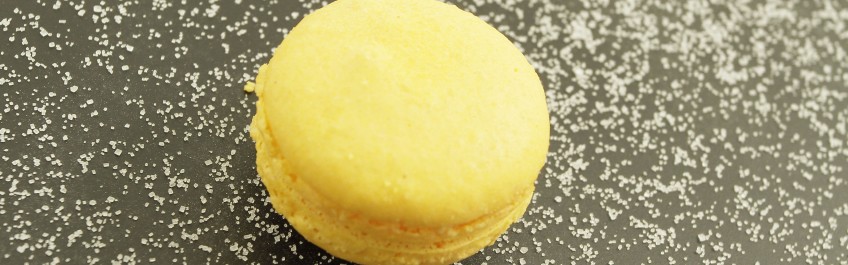 Macaron garni d’une ganache de fruit de la passion mélangée avec une purée de mangue.