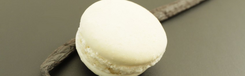 Macaron rempli d’une ganache faite avec de la véritable vanille de Madascar.