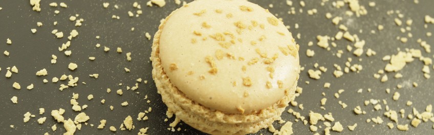 Macaron rempli d’un véritable caramel fait maison fait avec un sirop d’érable pur.