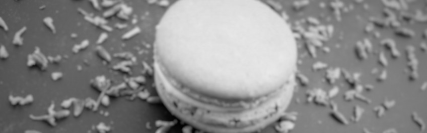 Macaron garnie d'une ganache faite selon l'inspiration de la saison.